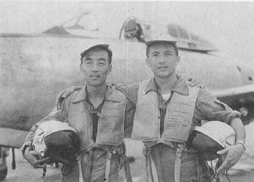 歐陽漪棻中尉與蔡雲輝上尉於空戰後合影