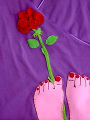 pés com flor
