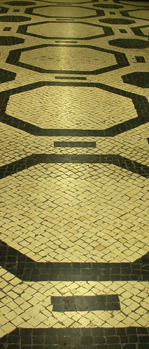 Lisboa, passage at Picoas metro station