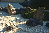 jardín de arena y piedra
